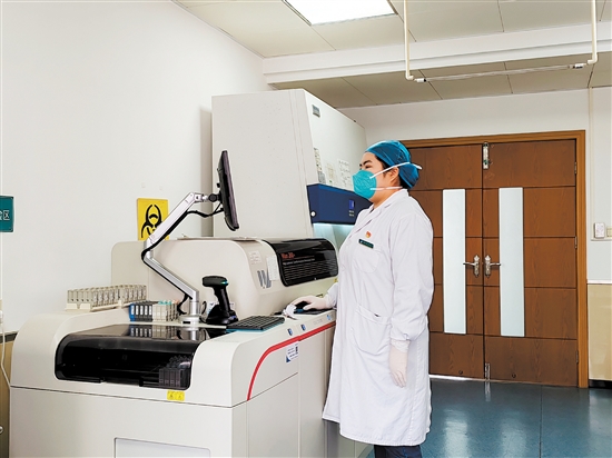 趙冬婷進(jìn)行檢測工作。