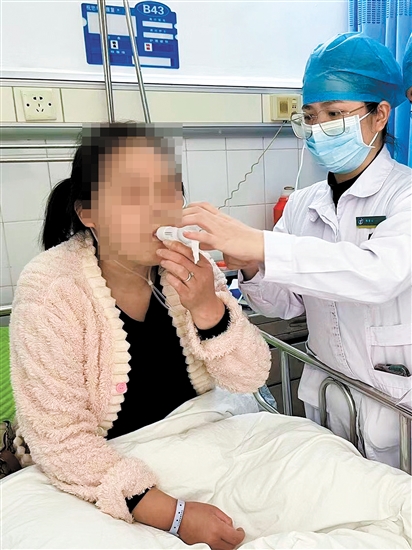 陳雪云教患者使用呼吸訓(xùn)練器。