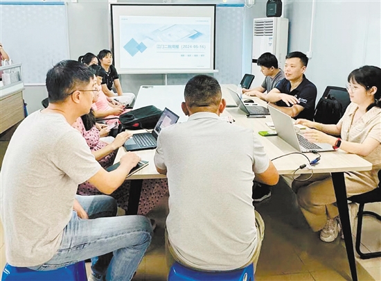 環(huán)市街道社區(qū)衛(wèi)生服務(wù)中心強化數(shù)據(jù)安全培訓(xùn)。