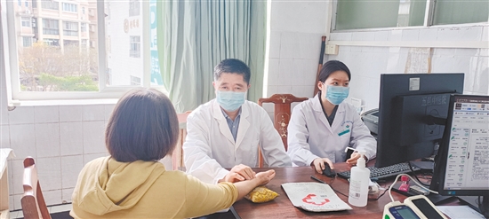 醫(yī)生對患者問診。