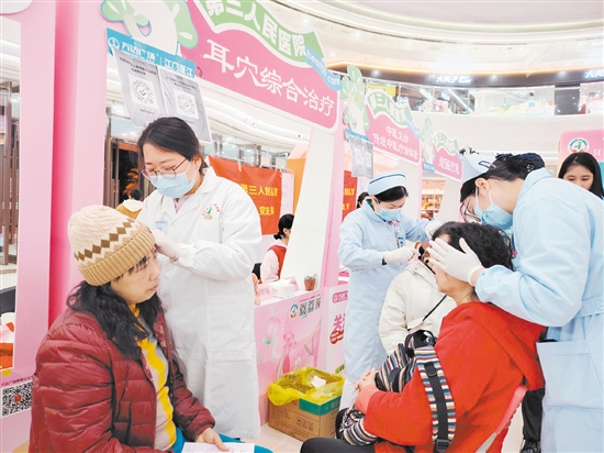 本次活動(dòng)設(shè)置了多個(gè)健康服務(wù)攤位。