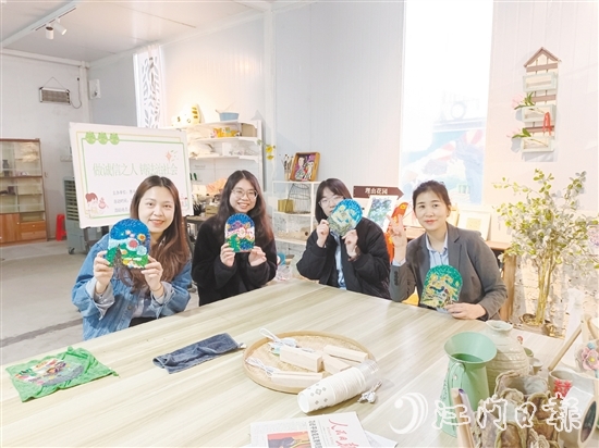 農(nóng)業(yè)銀行江門(mén)分行女職工制作陶藝手工品。