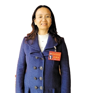 開平市政協(xié)委員、沙岡初級中學(xué)副校長關(guān)艷梨