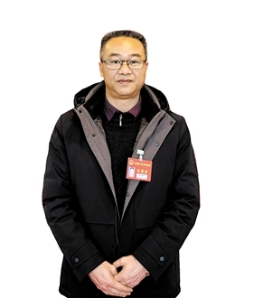 開平市人大代表，龍勝鎮(zhèn)龍勝墟社區(qū)黨支部書記、居委會主任張健鋒