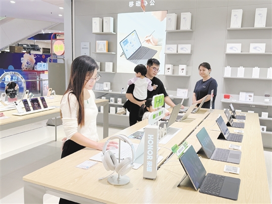 不少市民到門店看新款手機。