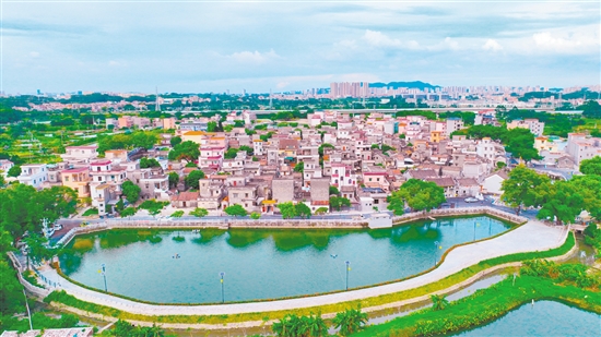 霄南村的鮮卑文化、甘和茶、青磚屋等文化特色及良好的村容村貌是其得天獨厚的文旅資源。