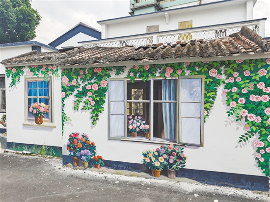 在古勞鎮(zhèn)大埠村，精美墻繪與周邊環(huán)境巧妙融合。