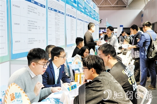 企業(yè)代表與求職者面對(duì)面交流。