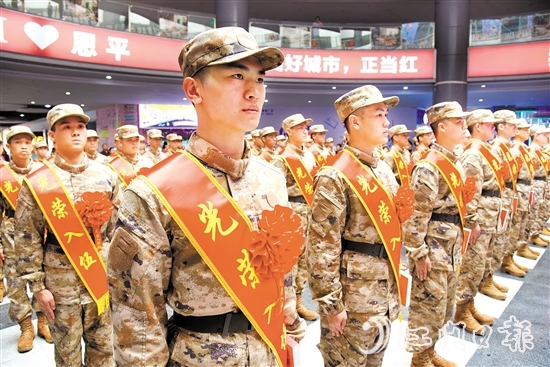 新兵奔赴軍營開啟新征程。