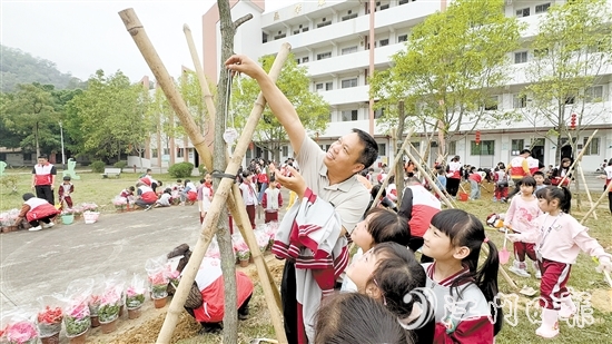 植樹后，大家在樹上掛上牌子以作紀(jì)念。