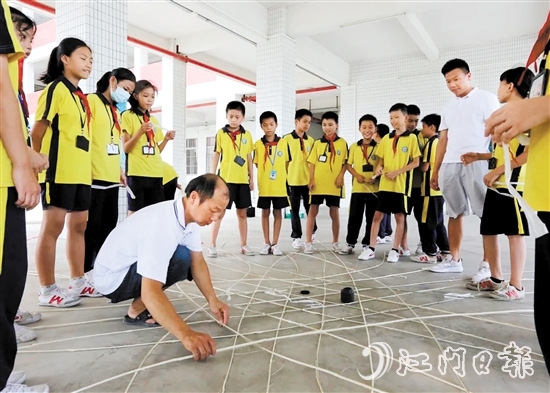 鄺活發(fā)參與“非遺進(jìn)校園”活動(dòng)，為年輕一代講解泮村燈會(huì)相關(guān)知識(shí)。