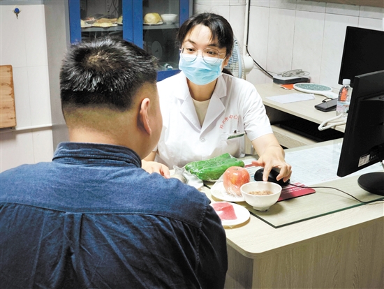 體重管理門(mén)診內(nèi)分泌科、營(yíng)養(yǎng)科區(qū)長(zhǎng)羅群芳向記者介紹食物所含熱量。