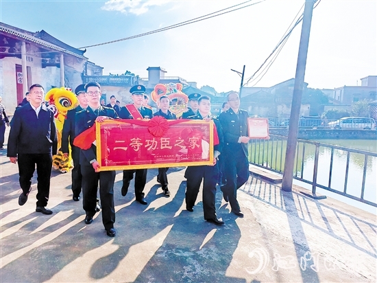 臺(tái)山全面開展“立功送喜報(bào)、懸掛光榮牌”活動(dòng)。