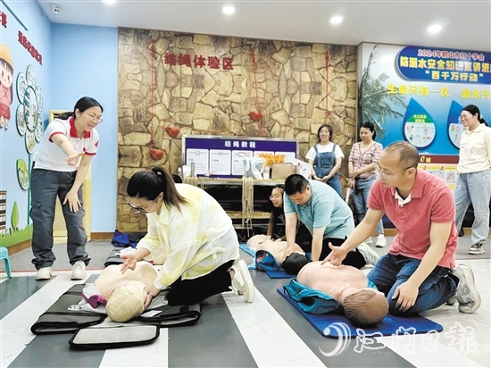 培訓中，學員們積極參與，全身心投入模擬演練。