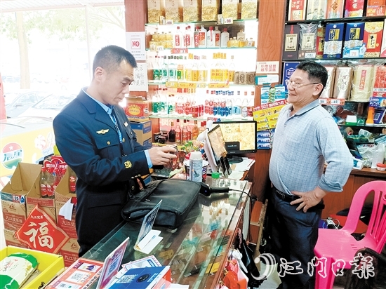 針對(duì)轄區(qū)商超、煙酒店，恩平市煙草專賣局積極開(kāi)展“法治體檢”，重點(diǎn)檢查價(jià)簽規(guī)范、禁售標(biāo)識(shí)等常見(jiàn)問(wèn)題。