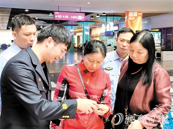 恩平市煙草專賣局以“共筑滿意消費(fèi)，建設(shè)誠(chéng)信煙草”為主題，開(kāi)展多元普法宣傳。