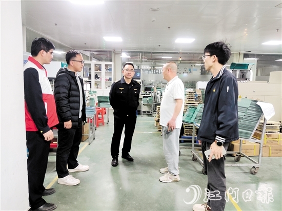 恩平市應(yīng)急管理局工作人員到企業(yè)開展“平安夜訪”。