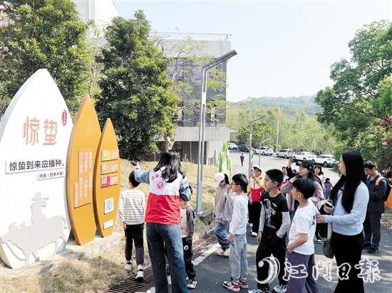 同學(xué)們通過圖文了解節(jié)氣知識。