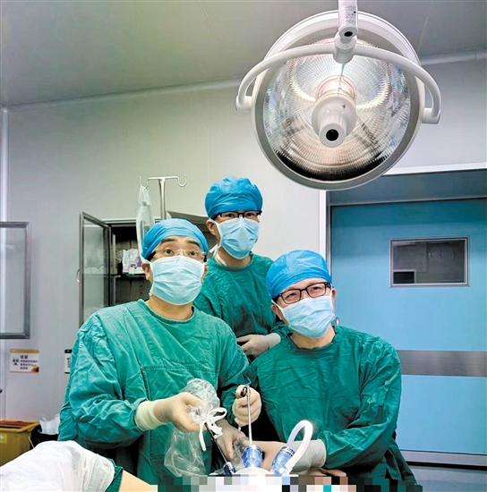 黃暉（左一）擔(dān)任主刀施行腔鏡下乳腺癌手術(shù)。