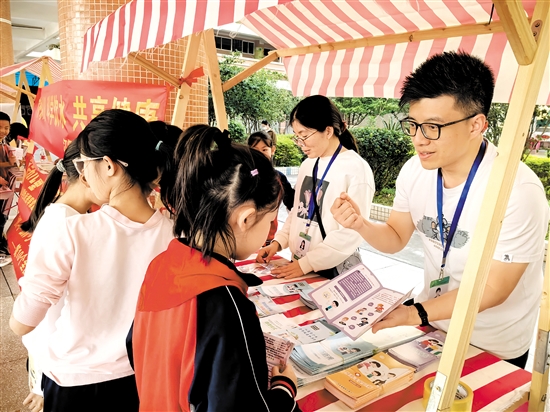 江門市疾控中心工作人員走進(jìn)校園，科普體重管理知識(shí)。