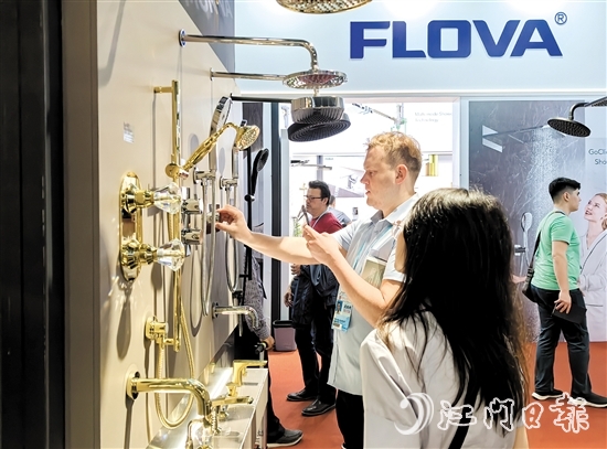 在第135屆廣交會上，水口水暖衛(wèi)浴產(chǎn)品吸引眾多國內(nèi)外客商前來參觀、洽談。