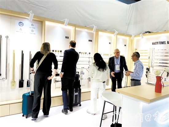 展覽會上，水口衛(wèi)浴企業(yè)以區(qū)域品牌集體亮相，贏得全球客商的廣泛關(guān)注。