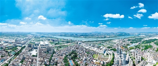 荷塘鎮(zhèn)地處珠三角腹地，四面環(huán)水、交通便利。羅霈