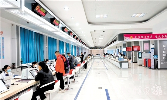 鶴山在政務(wù)服務(wù)賽道上不斷加速，扎實推進(jìn)“高效辦成一件事”落地實施，為推動經(jīng)濟(jì)社會高質(zhì)量發(fā)展提供政務(wù)支撐。圖為鶴山市行政服務(wù)大廳。