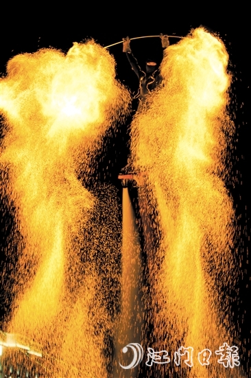 “水上飛人”與火壺表演結(jié)合，帶來(lái)別樣視覺(jué)享受。