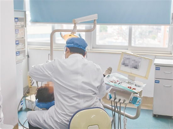 牙齒出現(xiàn)異常疼痛要及時(shí)到醫(yī)院檢查。