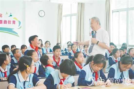 白武明在課堂上與學(xué)生互動。