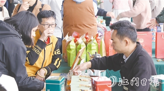 活動現(xiàn)場，游客品嘗大沙茶。