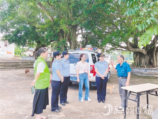 開平市交通運輸局導師駱妙嬋(右二)開展“法治CityWalk”活動，提升村民法治意識。