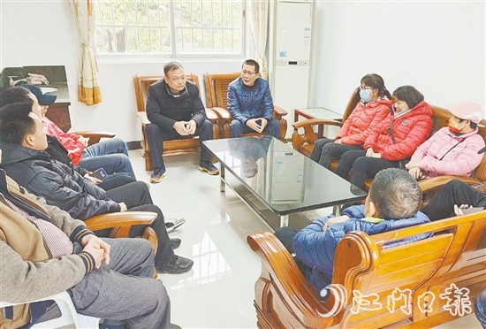 余以碩（中間藍(lán)衣者）長期奔走在基層調(diào)解一線，與群眾交流談心。