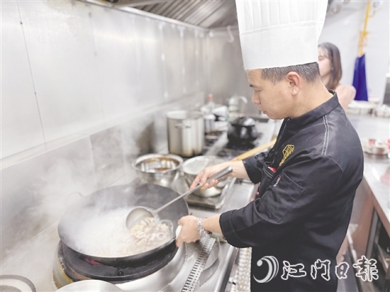 廚師嚴(yán)格精選原材料，確保每一道菜品都是選用新鮮地道的食材。