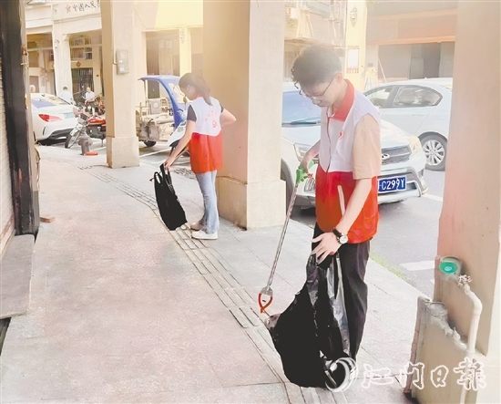 大江鎮(zhèn)團(tuán)委組織志愿者在轄區(qū)內(nèi)開展人居環(huán)境整治志愿服務(wù)活動。