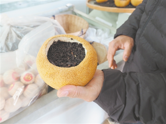 吳藝華制作的“柚子茶”受到年輕消費(fèi)群體的喜愛(ài)。