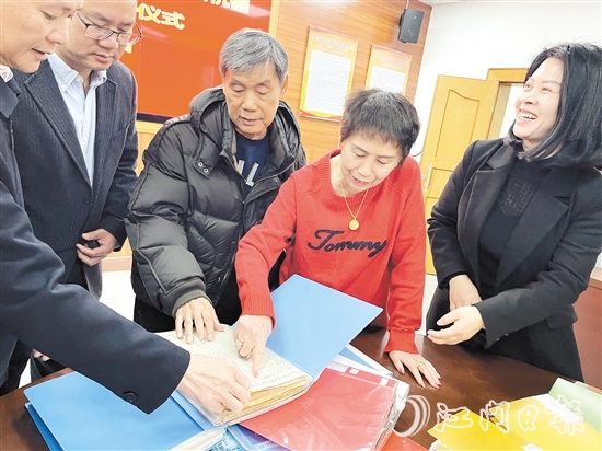 年逾古稀的旅委僑胞吳金葉、鄭碧云伉儷將各種史料用文件夾分門(mén)別類(lèi)整理好，轉(zhuǎn)交給恩平市僑聯(lián)。