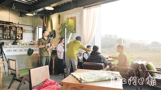 伍浩嶸（左一）與團(tuán)隊(duì)成員在拍攝短片中。