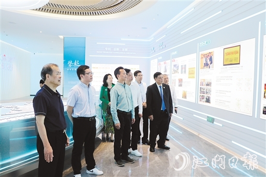 梁煥平（左一）組織商會會員回鄉(xiāng)，鄉(xiāng)親參觀考察恩平市麥克風(fēng)代表企業(yè)。