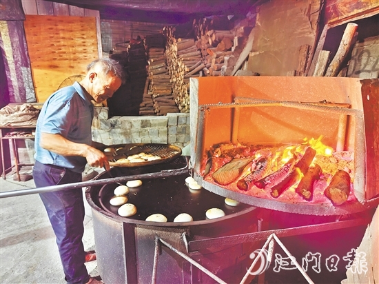 新鮮出爐的恩平燒餅，是恩平人念念不忘的家鄉(xiāng)味道。