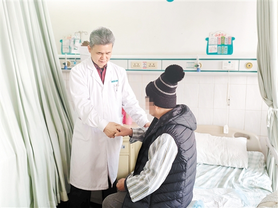 醫(yī)生對患者進行檢查。