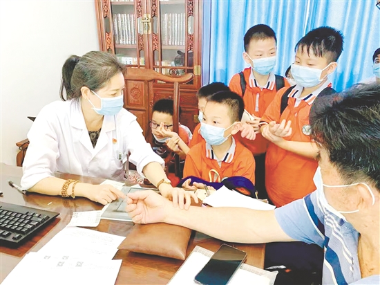 “五邑小郎中”學習中醫(yī)把脈。