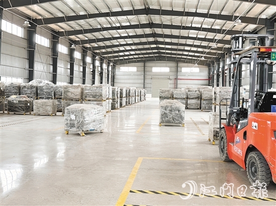 橋新村主動聯(lián)合其他村，投入約210萬元合作建設(shè)2000平方米現(xiàn)代化標(biāo)準(zhǔn)廠房。