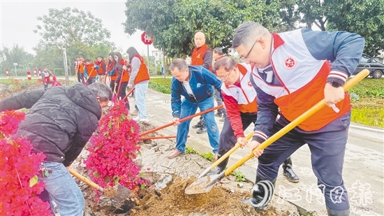 黨員干部、村民代表合力栽下樹苗，為公路沿線增添一抹生機(jī)。