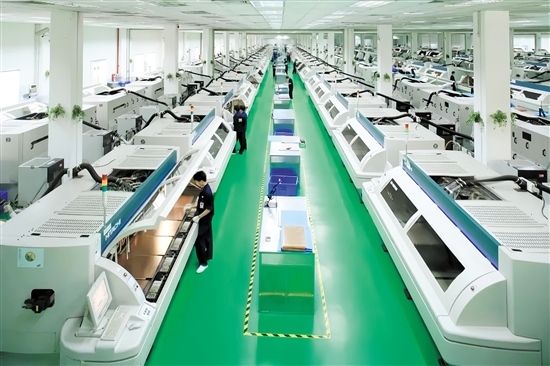 隨著專精特新企業(yè)矩陣持續(xù)擴容，它們將成為推動開平經(jīng)濟高質(zhì)量發(fā)展的核心引擎。開平依利安達電子有限公司是此次上榜名單的企業(yè)之一。圖為企業(yè)生產(chǎn)車間。