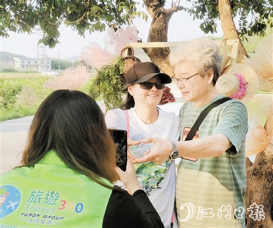 港澳游客來到臺山鄉(xiāng)村旅游，并合影留念。
