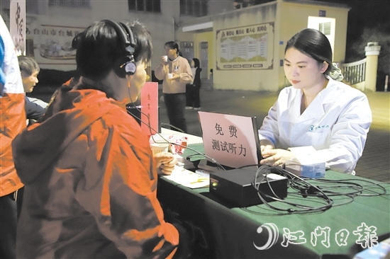 活動(dòng)免費(fèi)為群眾提供量血壓、測血糖、中醫(yī)診療保健、口腔檢查、聽力檢測等多項(xiàng)服務(wù)。