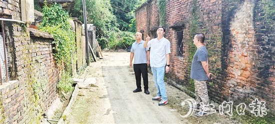 李科華（中間白衣者）在基層走訪調(diào)研，奔走在矛盾糾紛化解的“最前線”。