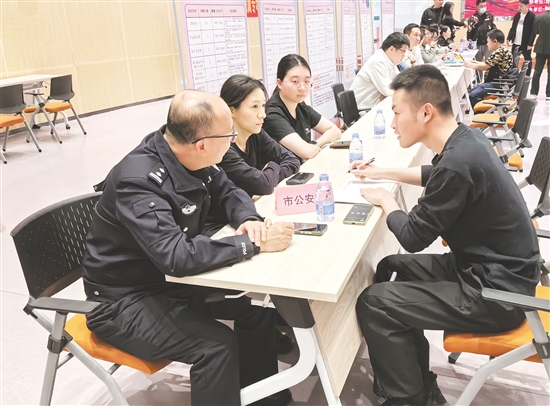 政策咨詢臺(tái)前，工作人員詳細(xì)解讀退役軍人就業(yè)補(bǔ)貼、創(chuàng)業(yè)扶持等政策。